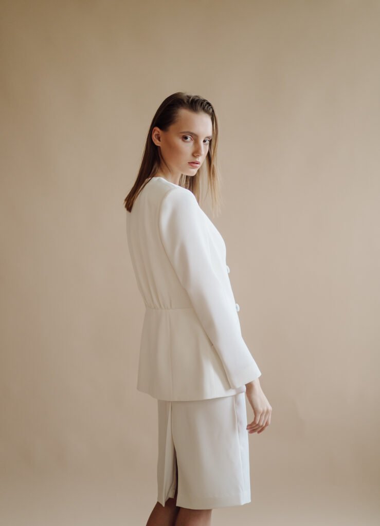 Maison Rosa Maria – Luxe Accessible et Élégance Intemporelle fashion portrait of young elegant woman